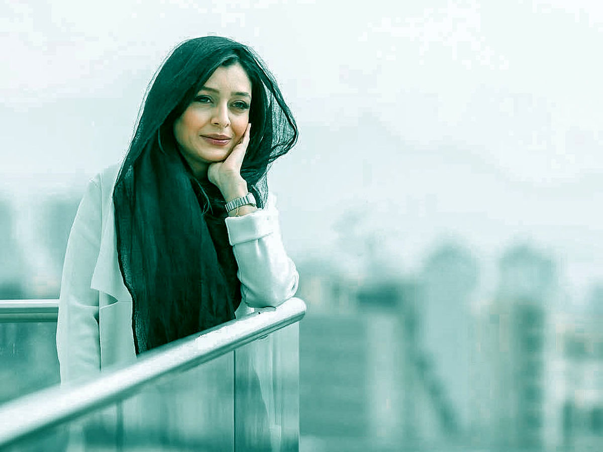 عکس منشوری ساره بیات در ماشین لاکچری|تیپ جنجالی ساره بیات