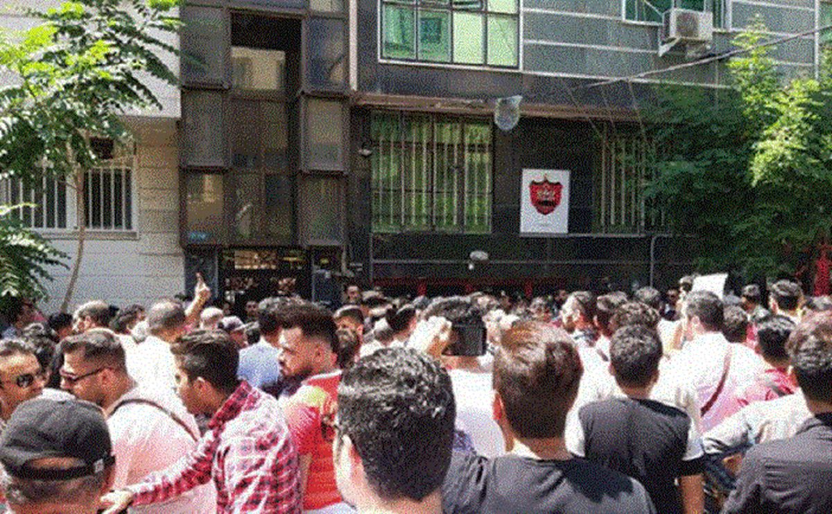تجمع پرسپولیسیها مقابل این باشگاه + جزئیات
