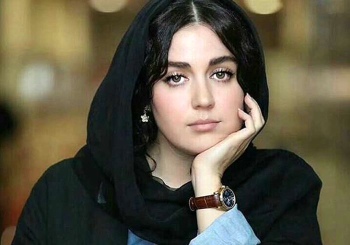 عکس افسانه پاکرو بدون حجاب و مانتو در کنار استاد کیارستمی