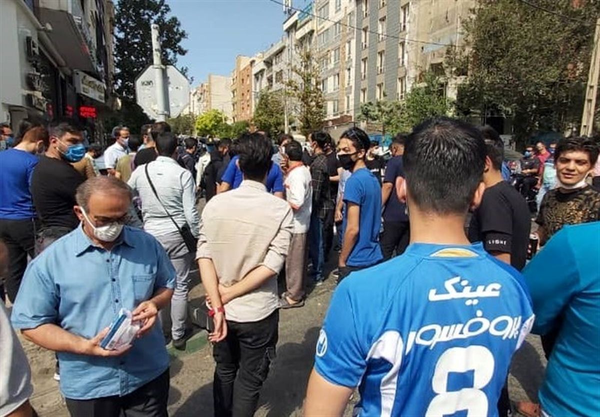 تجمع هواداران خشمگین استقلال مقابل باشگاه + عکس