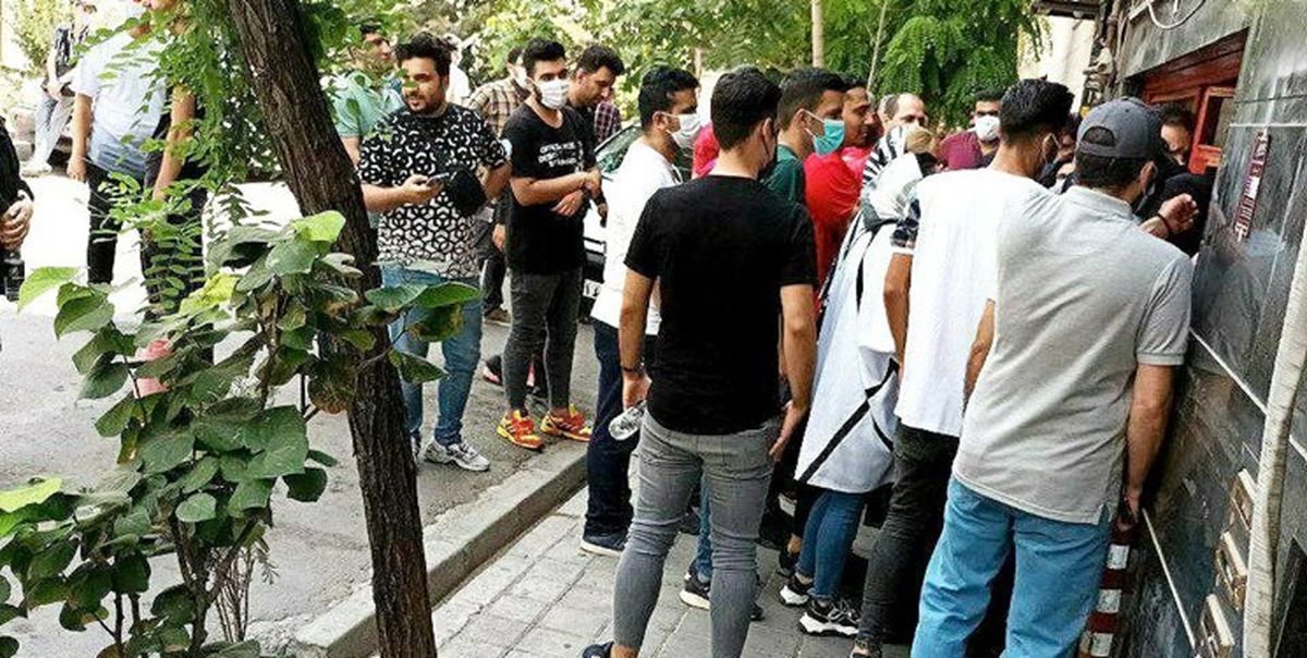 تجمع عجیب هواداران مقابل باشگاه پرسپولیس|عکس